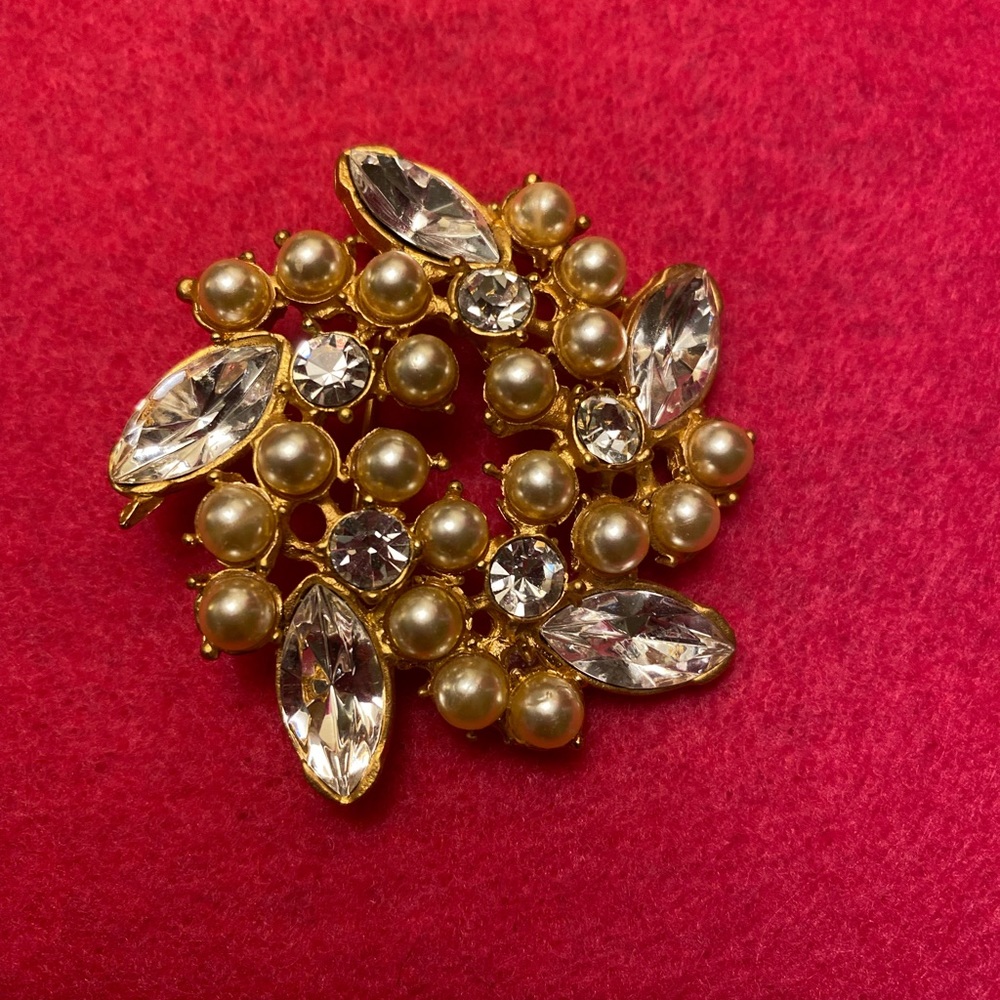 Radial starburst crystal and faux pearl brooch
